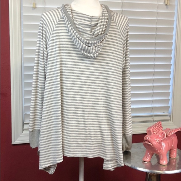 Altar’d State Gray/white hooded tunic - Picture 2 of 5